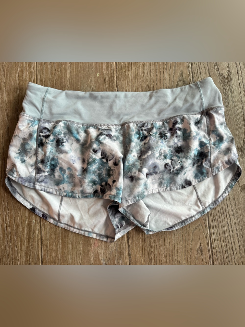 Lululemon Speed Up Shorts Size 6 Floral Print Gray Blue 2.5” inseam